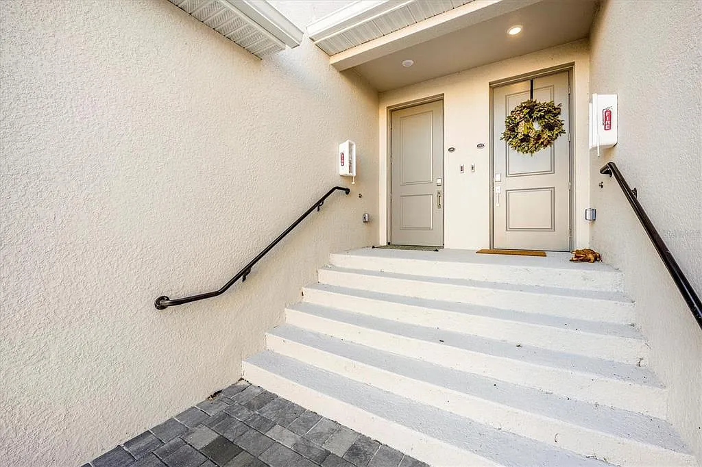 3 bed, 2.0 bath, 2294 sqft, $3,000 — Photo 2