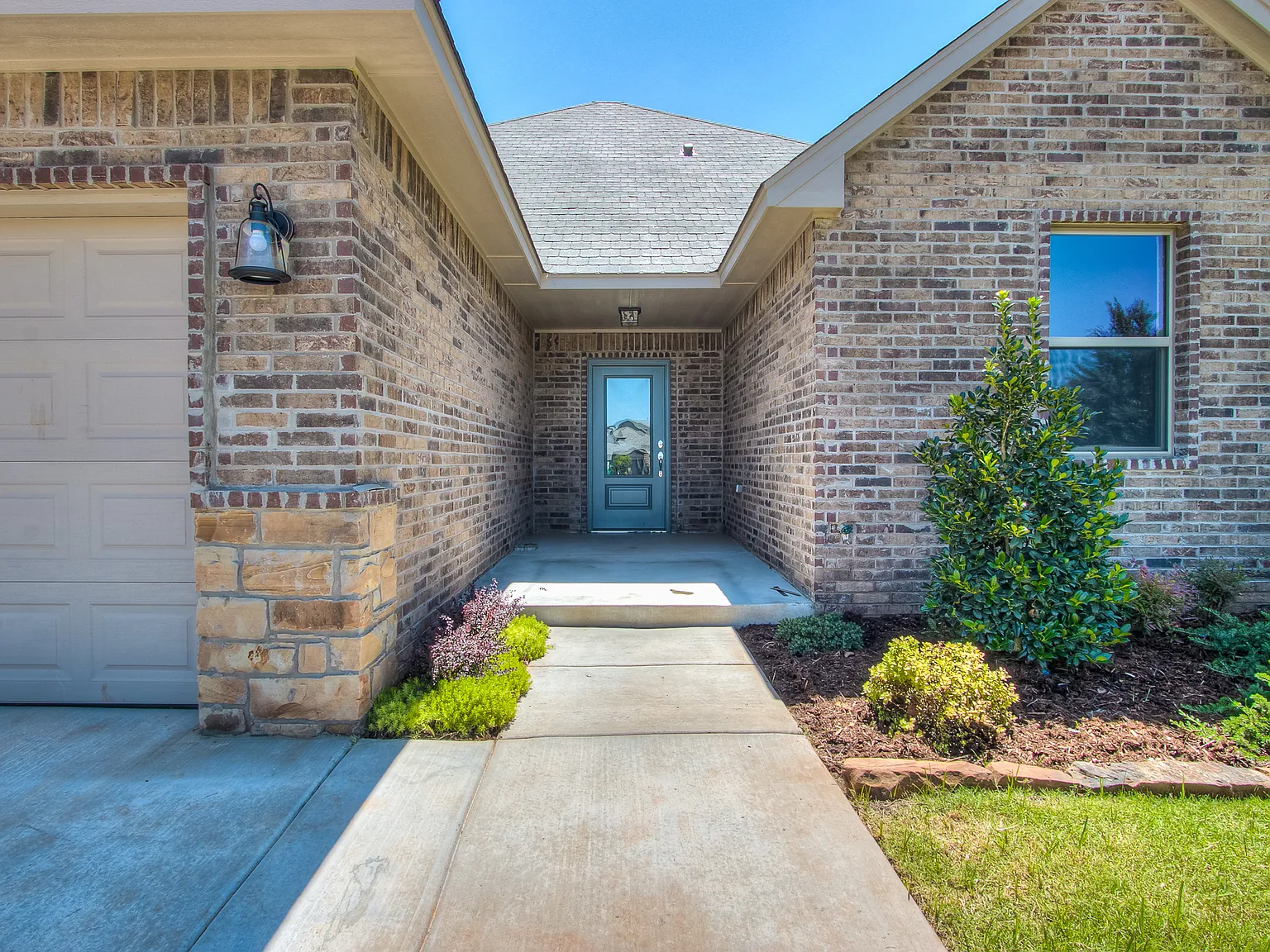 4 bed, 1996 sqft, $2,750 — Photo 2