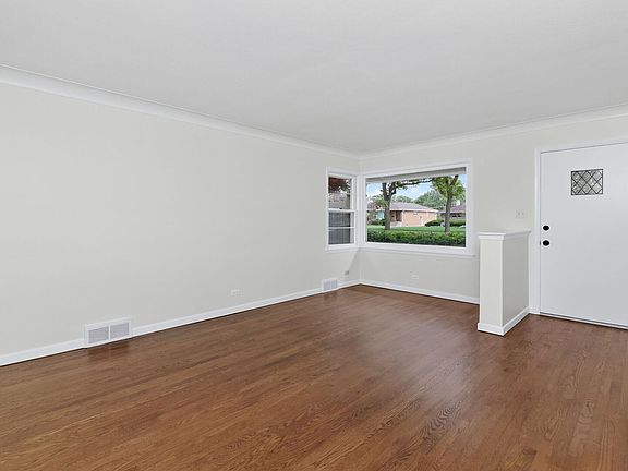 5th image of 924 S Hillcrest Ave