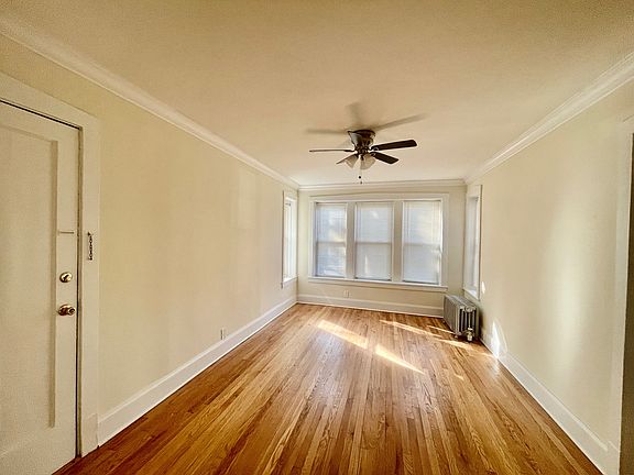 3rd image of 2542 W Thorndale Ave