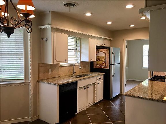 3rd image of 324 Brook Hollow Dr