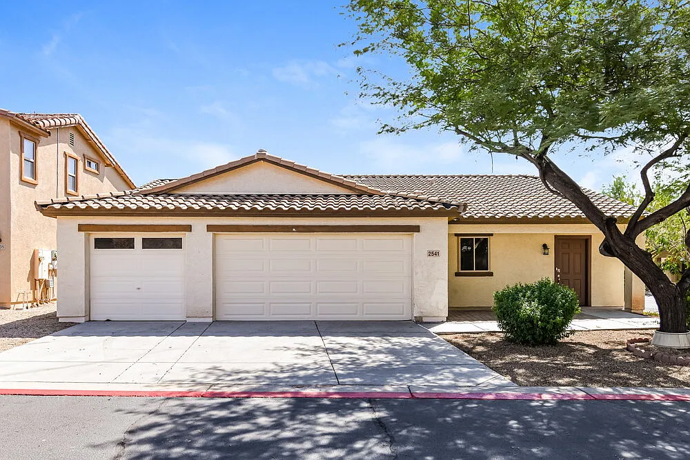 3 bed, 2.0 bath, 1411 sqft, $2,045 — Photo 1