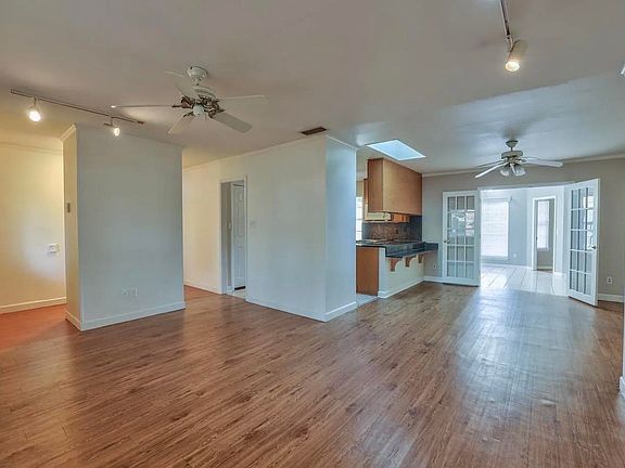 4th image of 2093 Greenwood Dr