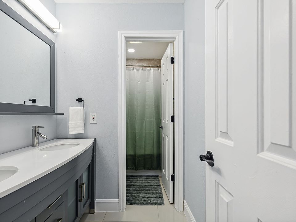 1st image of 4017 Black Oak Dr