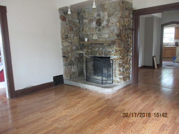 4th image of 410 S Woodlawn Ave