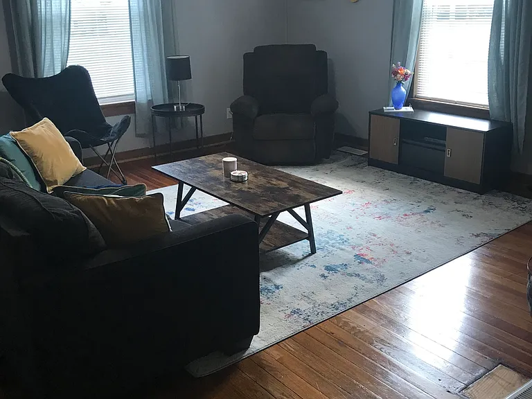 614 E Illinois St — Photo 12