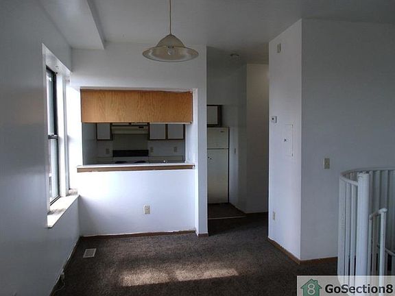 3rd image of 590 Parkview Dr APT 104