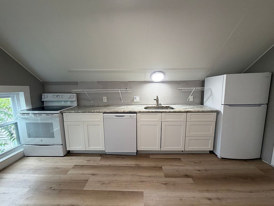 1st image of 31 1/2 6th St #3