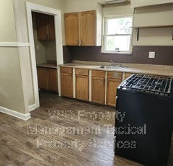 860 Clarence Rd — Photo 4