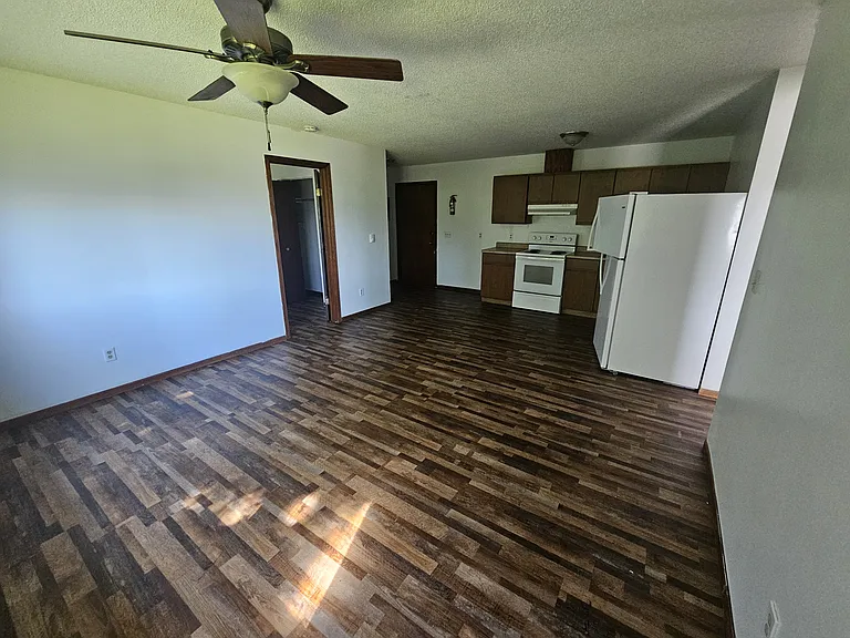 1097 Oakview Dr — Photo 2