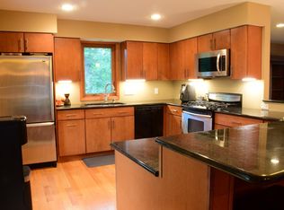 2805 W Medicine Lake Dr, Plymouth, MN 55441