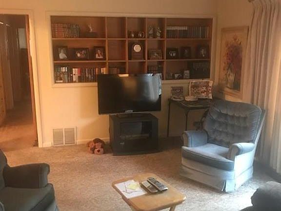 3rd image of 1048 Parkhill Dr