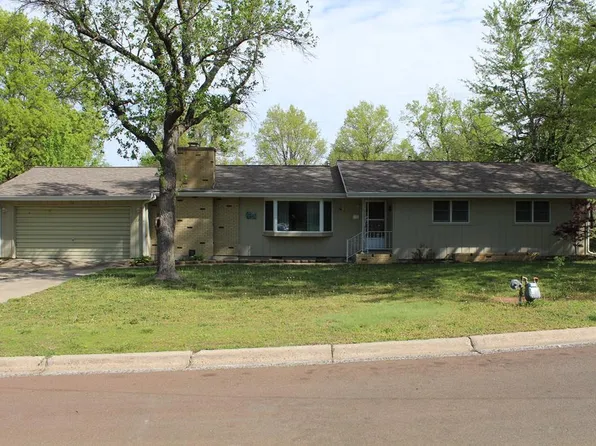 12 W Edwards St, Iola, KS 66749