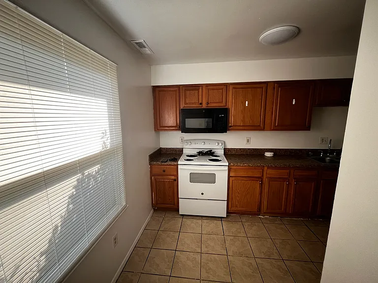 4604 Greenwood Dr — Photo 10
