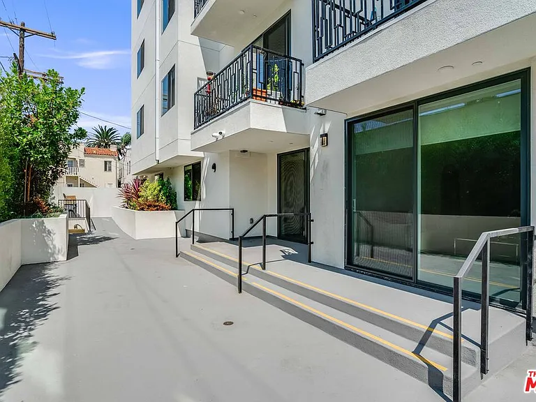 1021 S Shenandoah St #102 — Photo 15