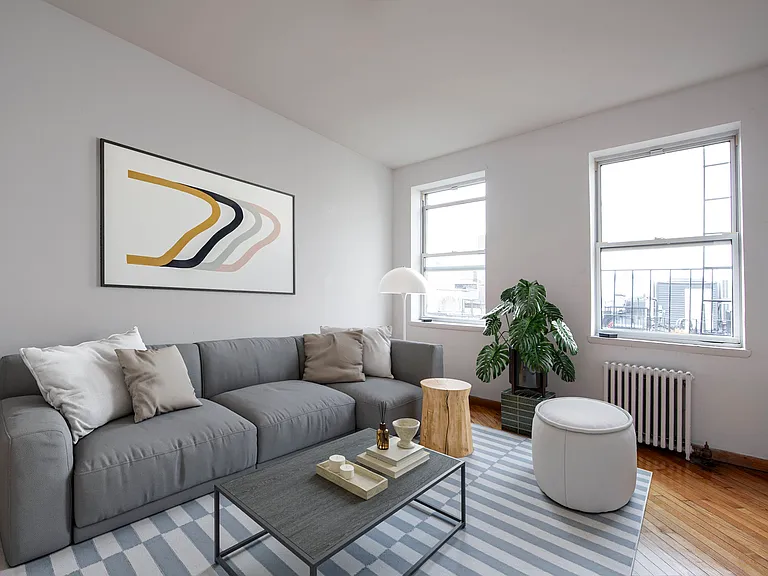 260 E 10th St #5 — Photo 1