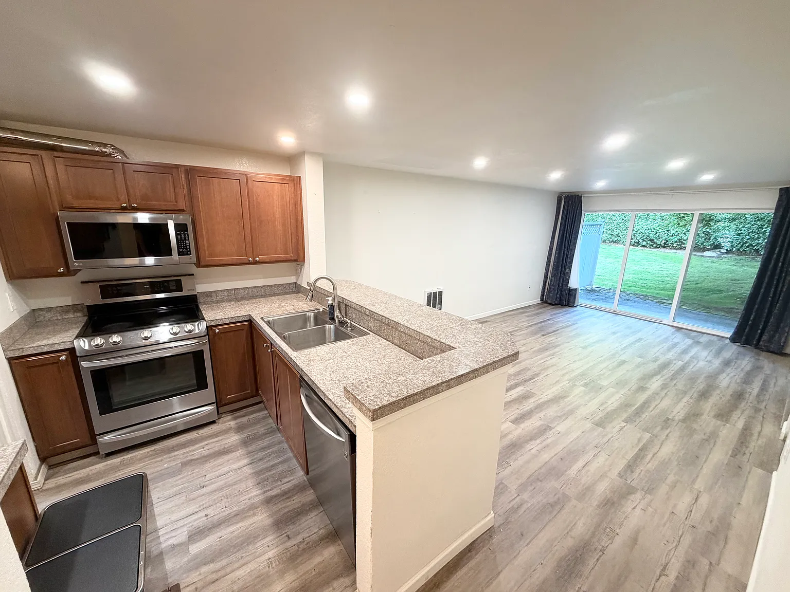 2 bed, 2.5 bath, 1080 sqft, $2,800 — Photo 3