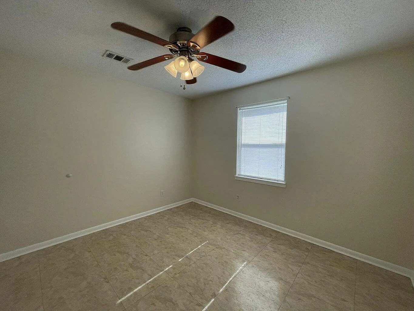3 bed, 1.5 bath, 1236 sqft, $1,500 — Photo 4