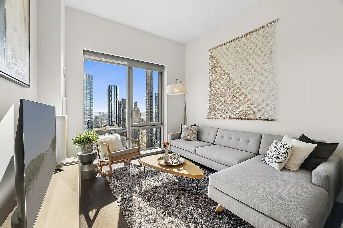 Building Photo - 100 W 31st St #34A