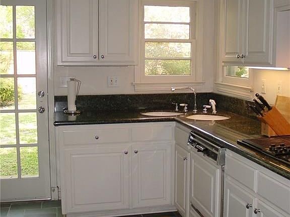 5th image of 2525 Auburn Ave