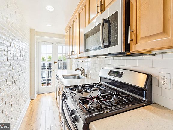 4th image of 1008-20 Spruce St APT 54