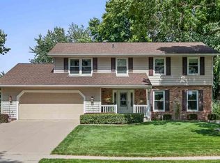 6908 Wilton Dr NE, Cedar Rapids, IA 52402