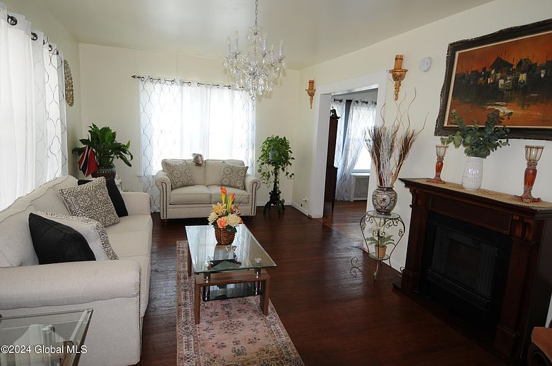 4th image of 109 Western Parkway