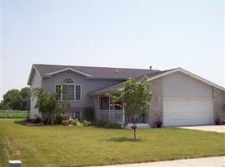 705 Oakbrook Dr, Crown Point, IN 46341