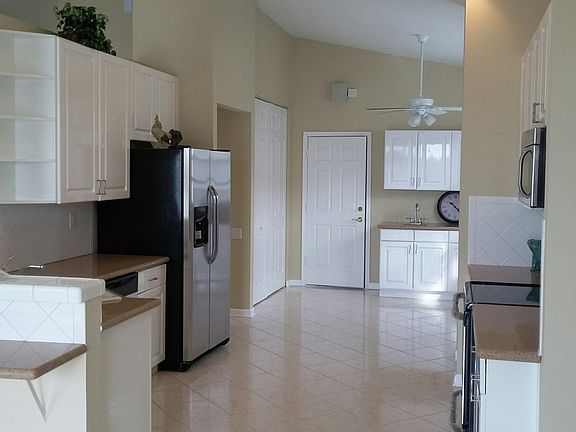 4th image of 313 NW Shoreline Cir
