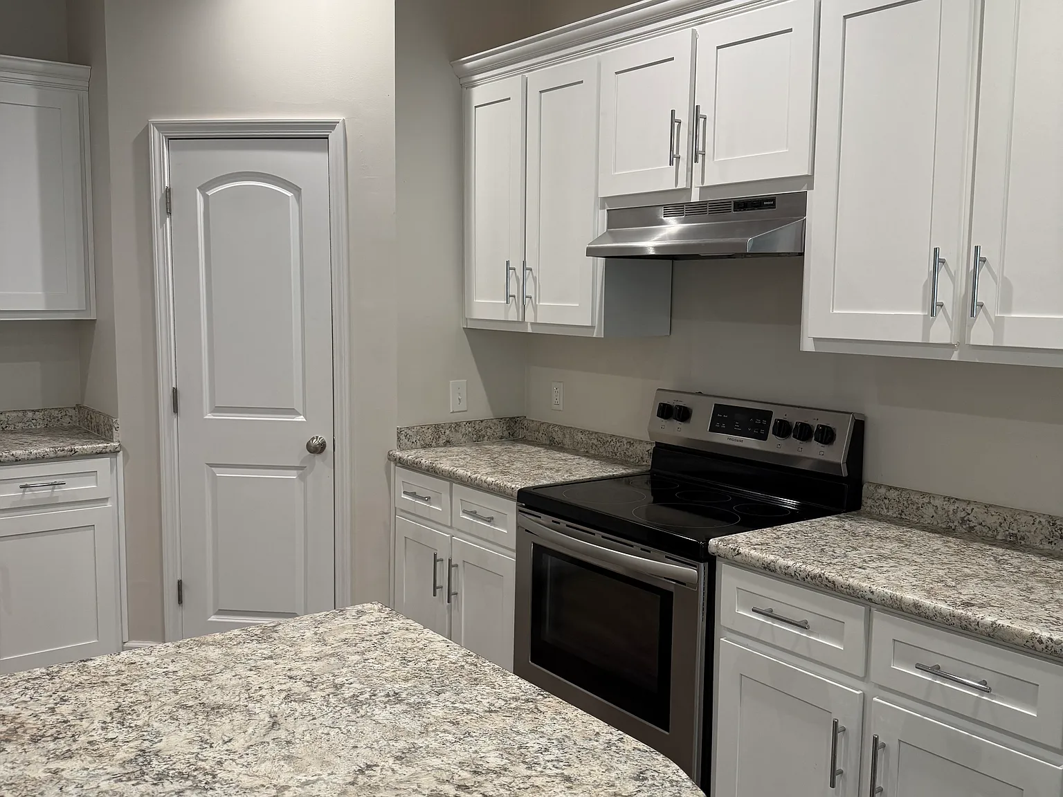 3 bed, 1910 sqft, $1,800 — Photo 2
