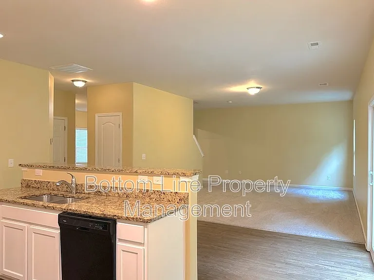 1321 Waylon Ave — Photo 7
