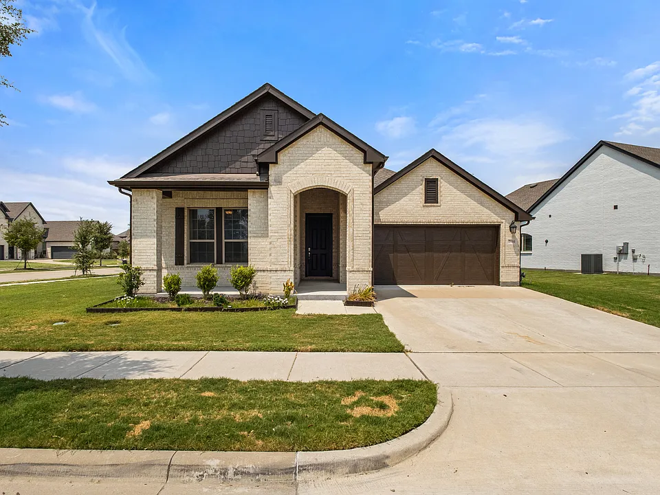 2900 Bluff Creek Dr