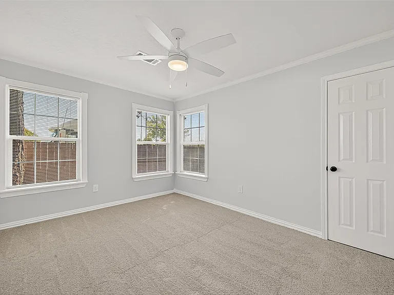 714 E Humble St — Photo 24