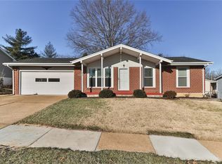 677 Green Hedge Dr, Fenton, MO