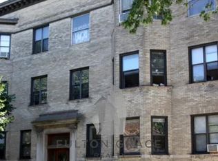 933 W Waveland Ave, Chicago, IL 60613