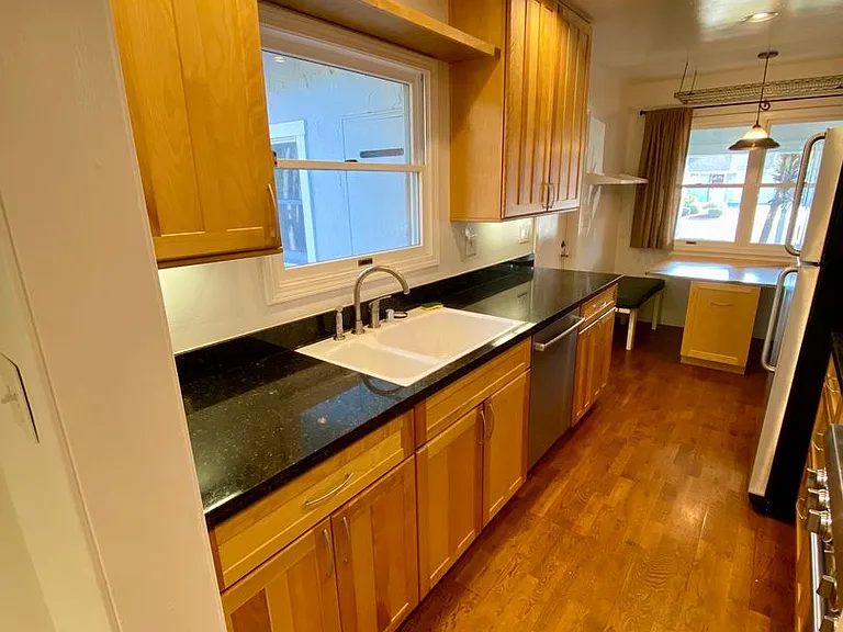 1052 Clark Ave — Photo 7
