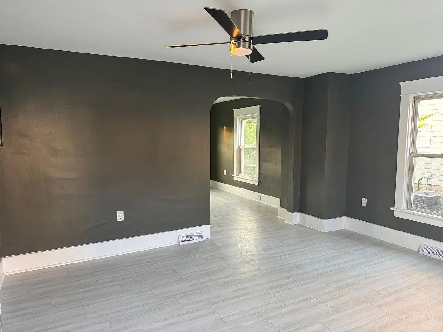 Single Family Home 3 bedroom 1 bath new paint new flooring new appliances — Photo 2