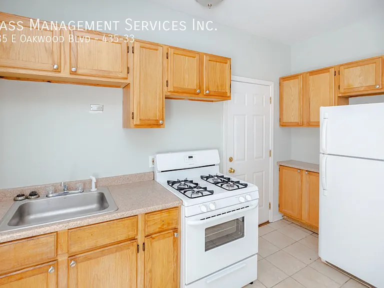427-39 E Oakwood Blvd — Photo 19