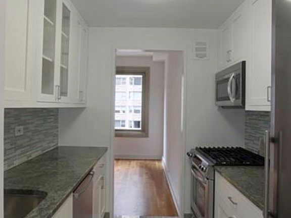 5th image of 101 W 55th St #1407