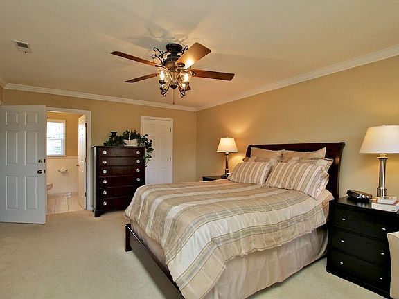 4th image of 412 Maplewood Dr