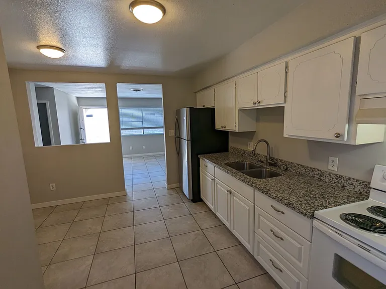 2830 S 1st Ave — Photo 3