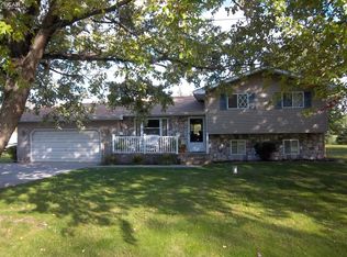 1221 Vista Dr, Fenton, MI 48430