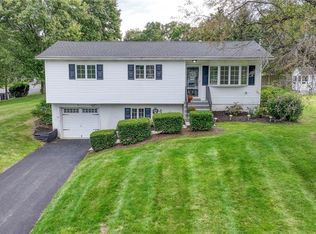 17 Surrey Rd, Chester, NY 10918