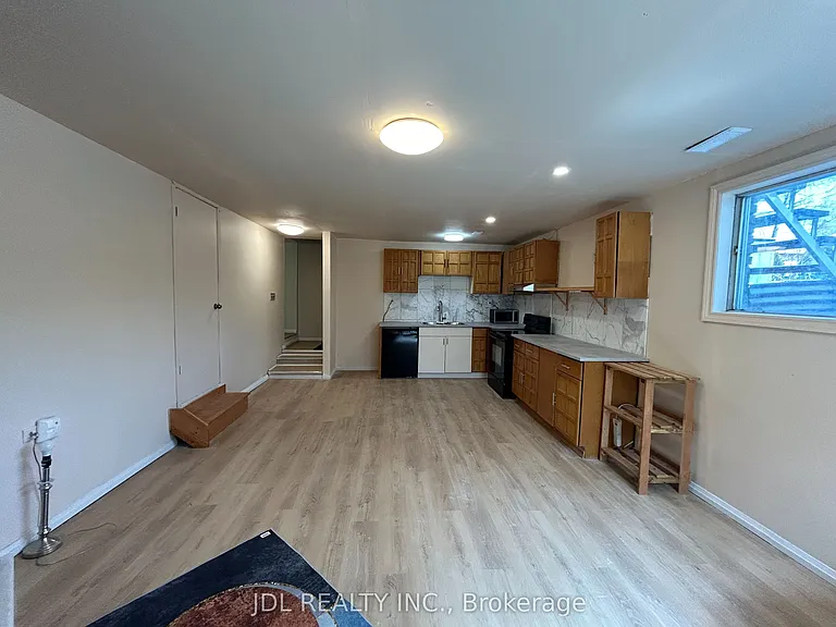 21 Squires Ave — Photo 6