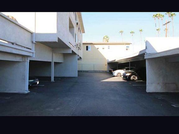 4th image of 13951 Moorpark St APT 305