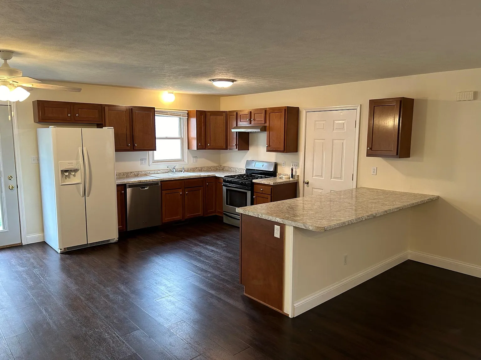 3 bed, $1,700 — Photo 2
