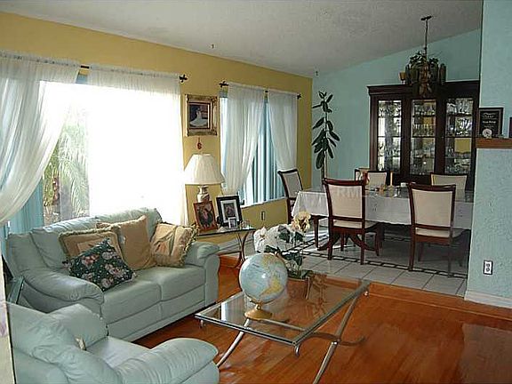 4th image of 3250 Pineridge Cir