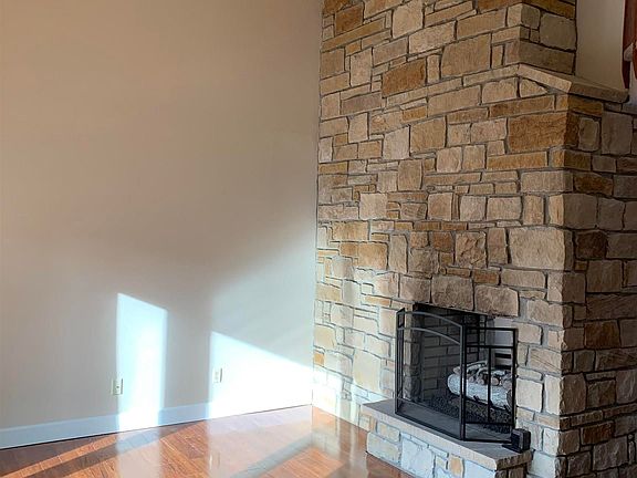 3rd image of 401 Lakeview Dr