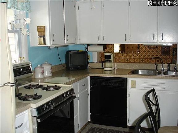 3rd image of 1150 Stearns St