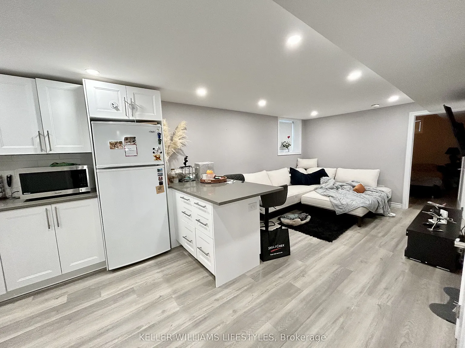 18 Queenston Cres photo 1